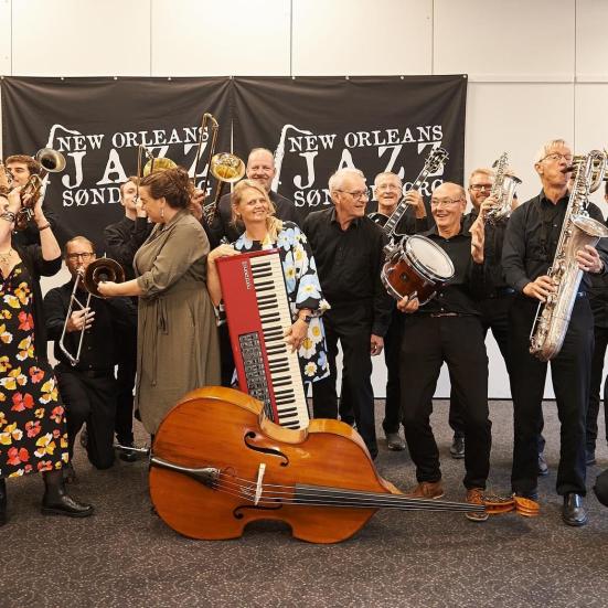 Et bigband står med deres instrumenter. 