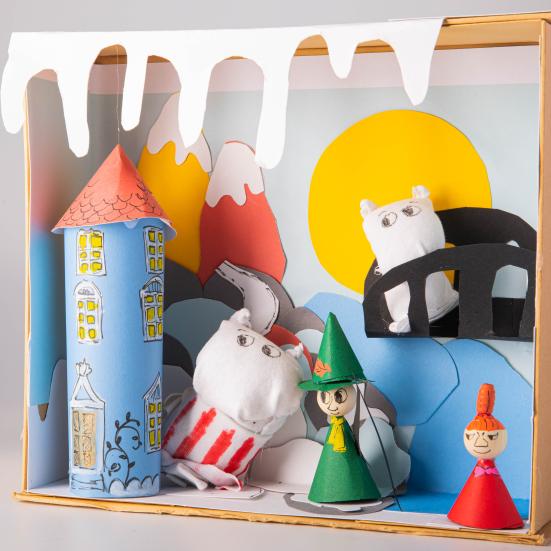 Et diorama lavet af en papkasse med figurer af Mumitrolden, Mumrikken og Lille My indeni. 