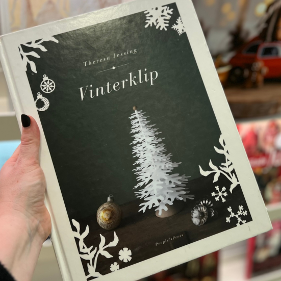 Hånd der holder en jule-krea-bog