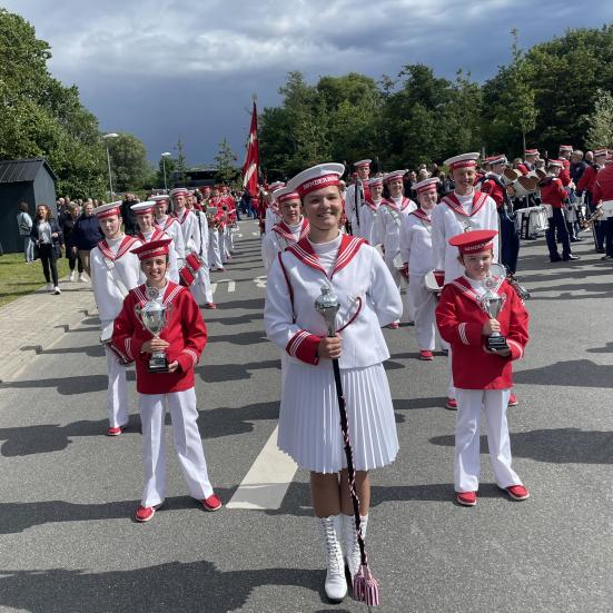 En tambomajor og en garde bagved.