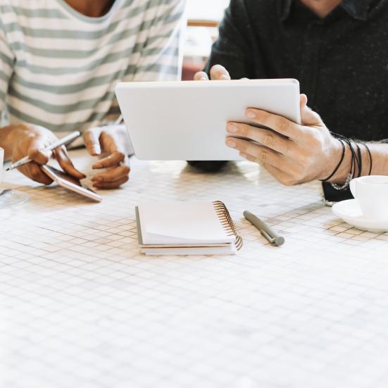 To personer der arbejder med en iPad