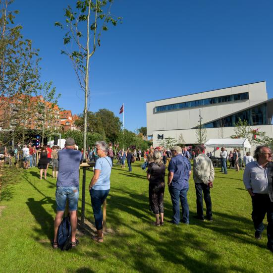 Gæster på plænen udenfor Multikulturhuset Sønderborg