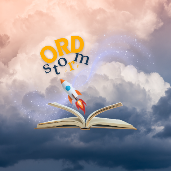 En åben bog, hvor der flyver en raket ud af og tekst påsat med titlen Ordstorm. 