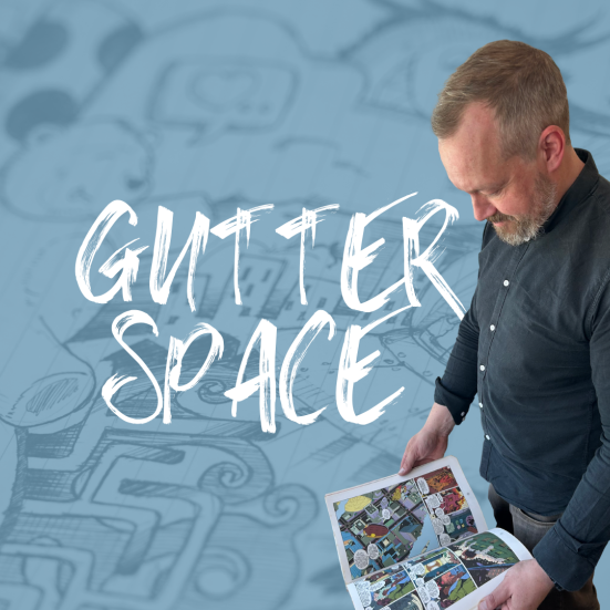 Gutterspace logo i midten, forrest ses bibliotekar og tegneserieentusiast Claus Jacobsen læse i en tegneserie