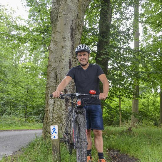 Hans Christian Davidsen på en cykel