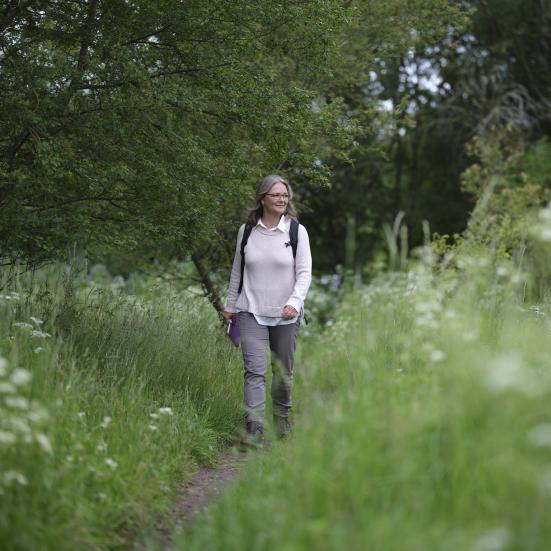 Birgit Juel Martinsen går i den grønne natur