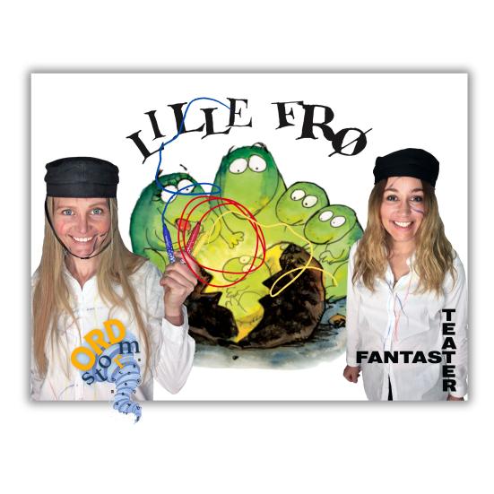 To kvindelige skuespillere klædt ud som museumsansatte og en frøfamilie i midten.