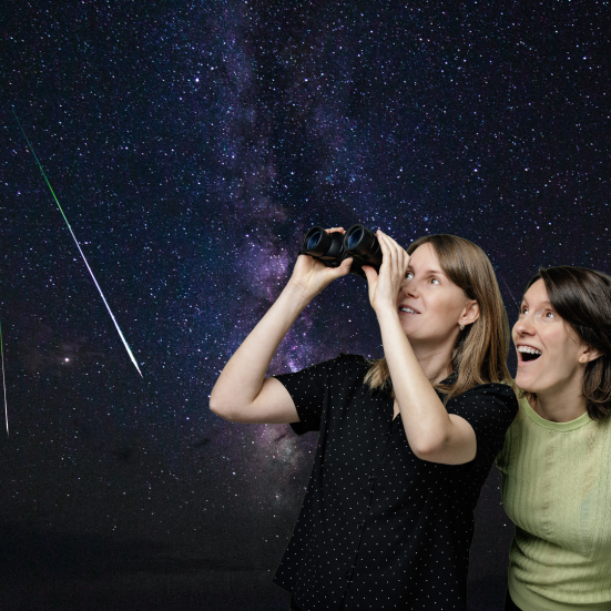 To kvinder står foran en galaktisk baggrund.