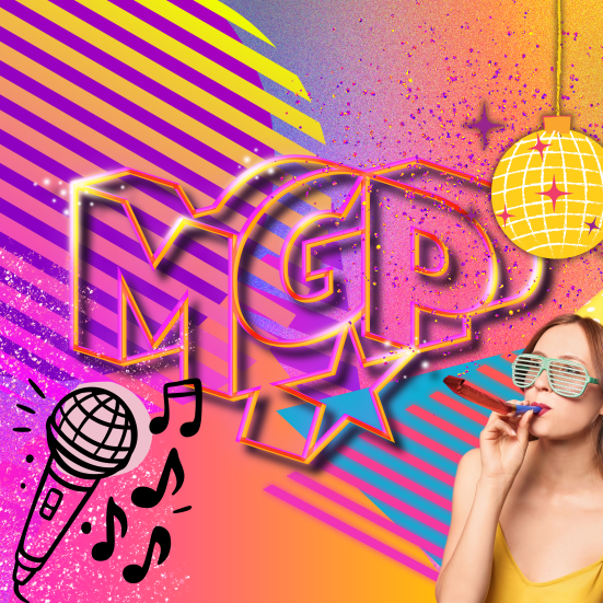 Et logo på en farverig baggrund med en indsat mikrofon, diskokugle og en pige der trutter i et truthorn.