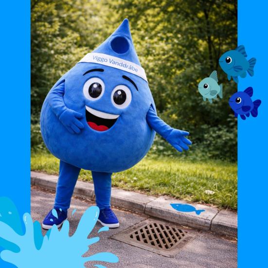 En person i en vanddråbe maskotdragt står foran en kloakrist, hvor der er tegnet en blå fisk ved siden af. 