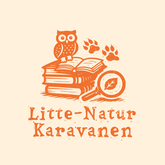 Et logo med en ugle, der sidder på en stak bøger. Ved siden af et forstørrelsesglas med et blad indeni og to spor efter poter.