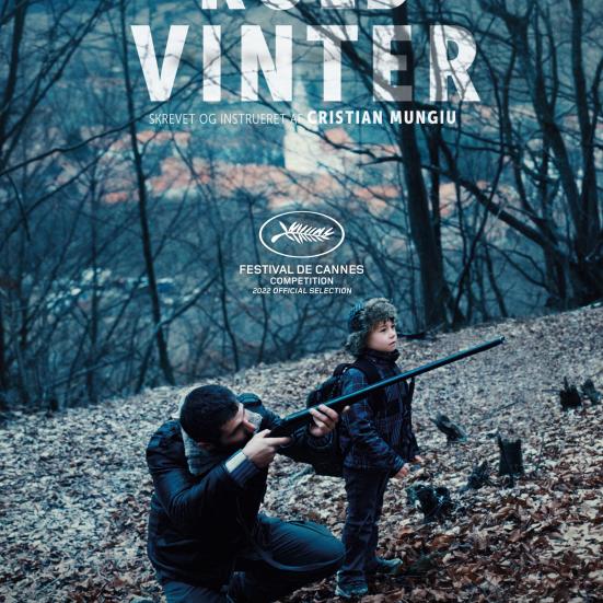 cover til filmen, mand og dreng ude i skoven, mand med gevær, sigter på noget