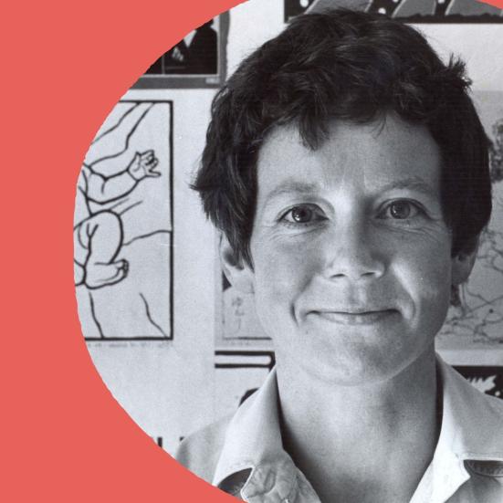 Sort-hvidt portræt af Dea Trier Mørch på rød grafisk baggrund.