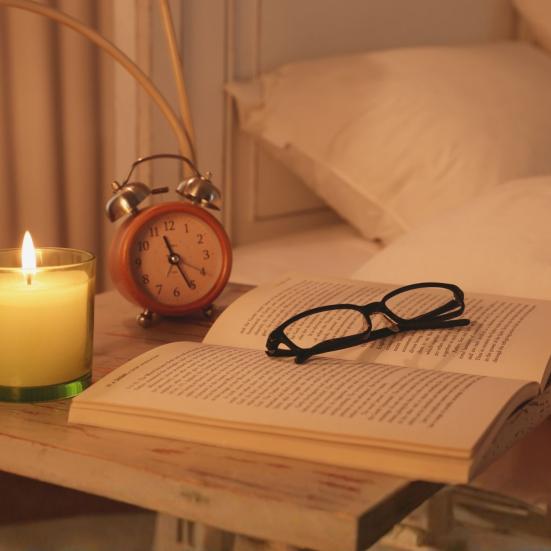 natbord med opslået bog