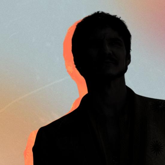 Mørk silhuet af skuespilleren Pedro Pascal med orange kantlys foran en pastelfarvet himmel.