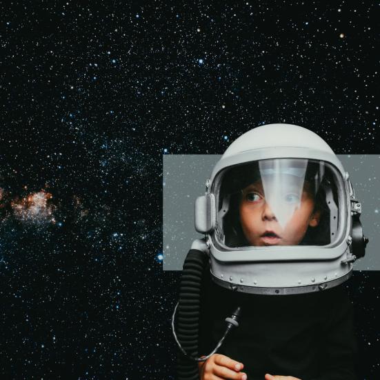 Barn med astronautudstyr ser op med mod en baggrund af stjerner.