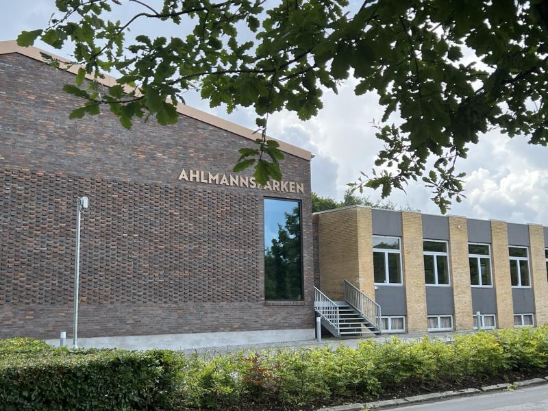 Ahlmannsparken i Gråsten ses forfra. Der hænger blade ned i forgrunden af billedet.