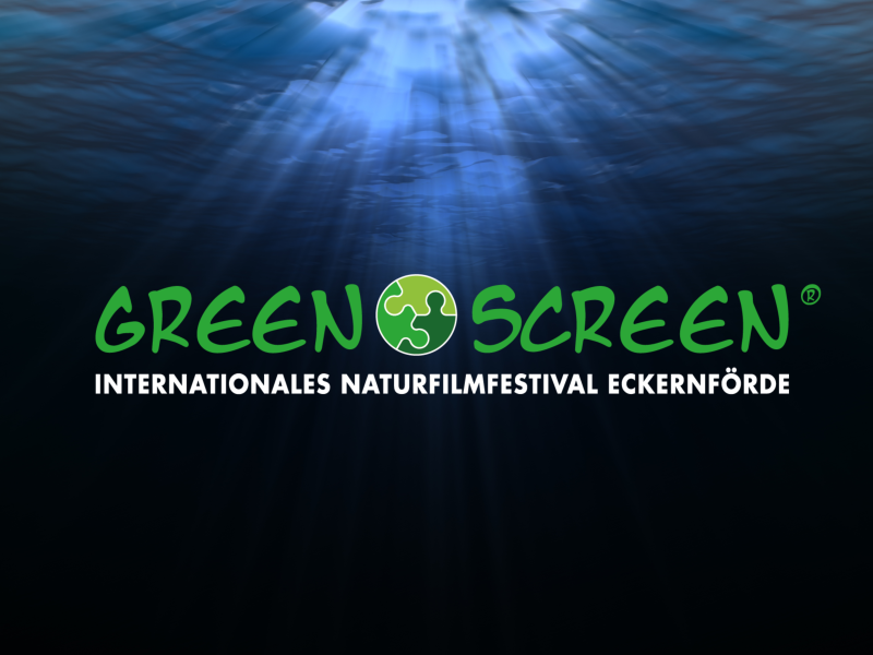 Green Screen logo i grøn på en baggrund af et foto under havet.