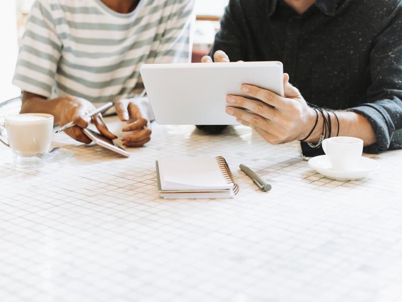 To personer der arbejder med en iPad