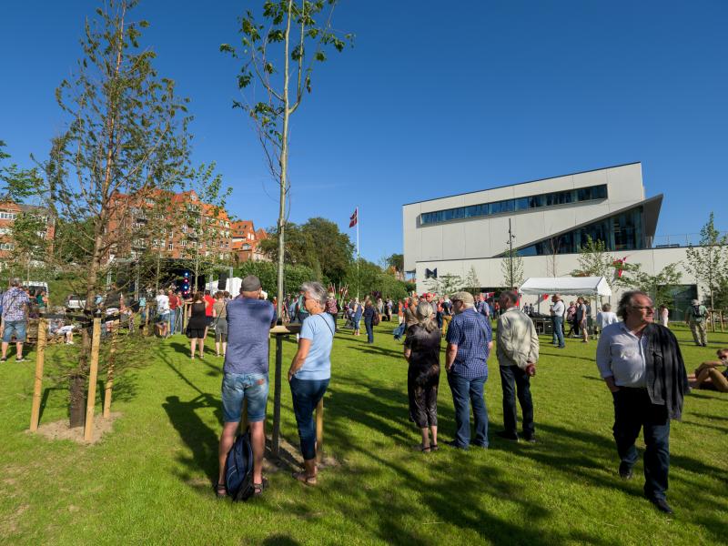 Gæster på plænen udenfor Multikulturhuset Sønderborg