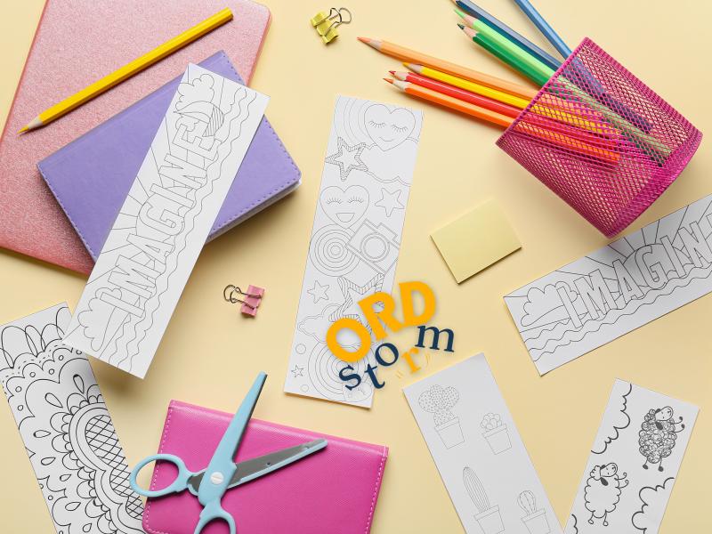 Bogmærker, blyanter og sakse på et bord.