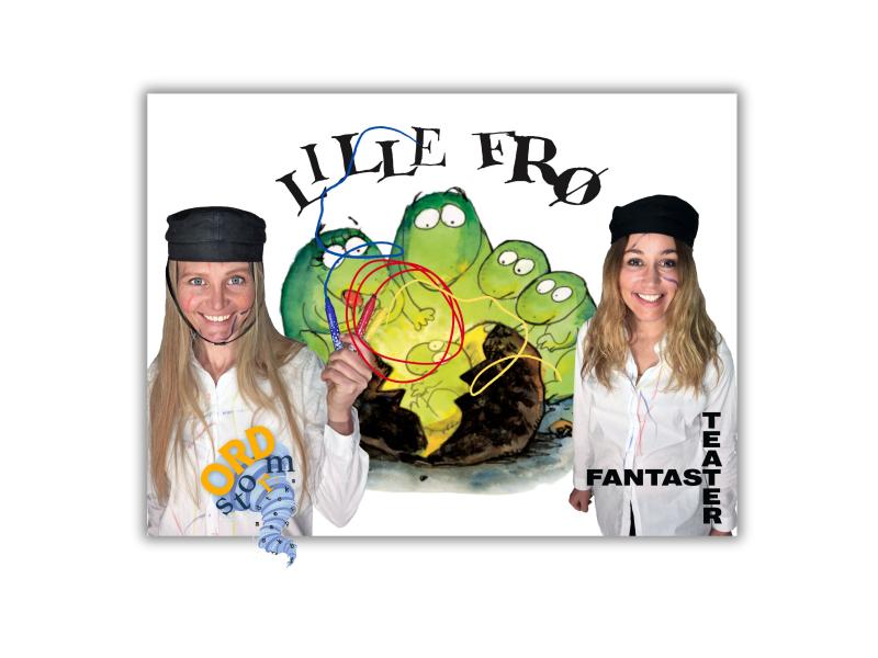 To kvindelige skuespillere klædt ud som museumsansatte og en frøfamilie i midten.