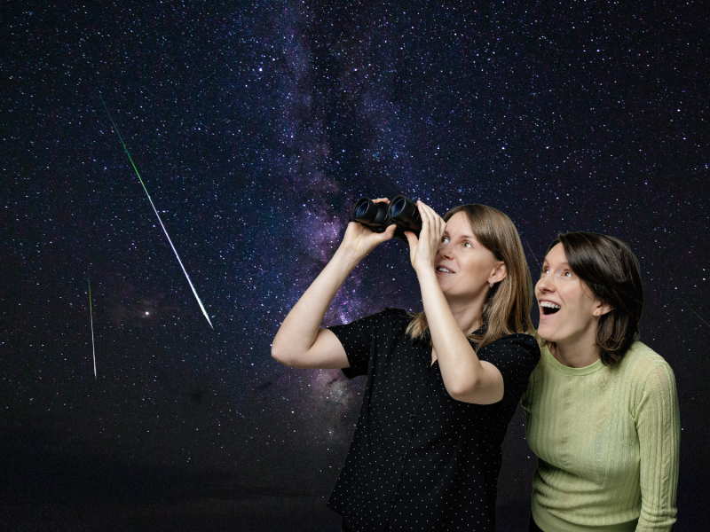 To kvinder står foran en galaktisk baggrund.