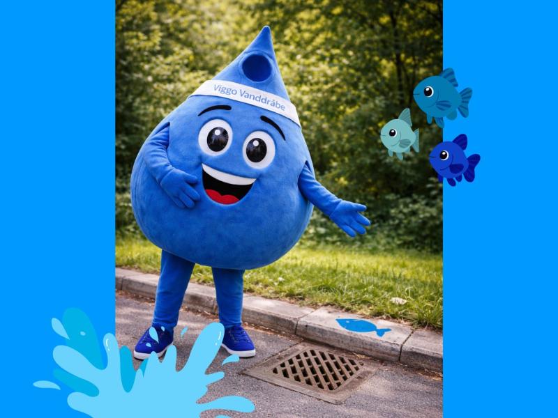 En person i en vanddråbe maskotdragt står foran en kloakrist, hvor der er tegnet en blå fisk ved siden af. 