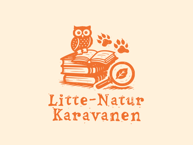 Et logo med en ugle, der sidder på en stak bøger. Ved siden af et forstørrelsesglas med et blad indeni og to spor efter poter.