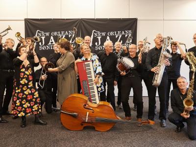 Et bigband står med deres instrumenter. 