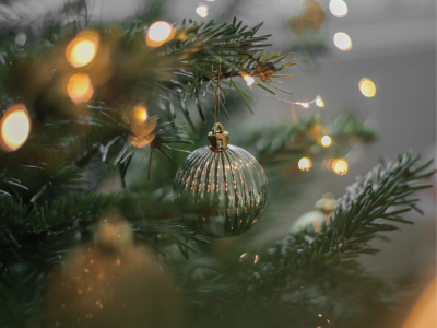 Foto af juletræ med glaskugle og lys