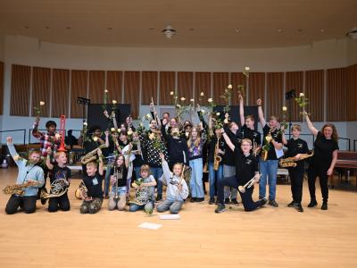 Et orkester med børn der står samlet. 