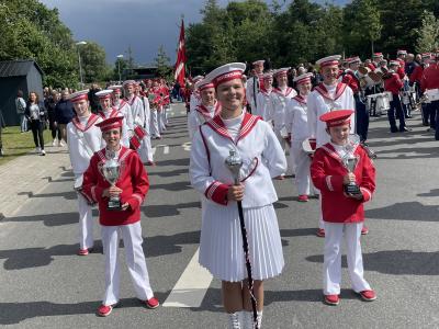 En tambomajor og en garde bagved.