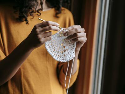 Kvinde er hækler