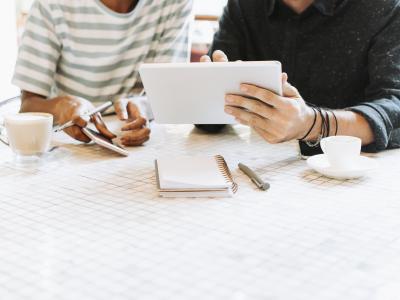 To personer der arbejder med en iPad