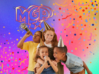 Fire børn med festhatte, truthorn og en hjemmelavet mikrofon. 