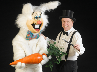 En tryllekunster og en person klædt ud som en stor kanin.