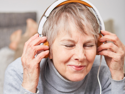 Dame med høretelefoner