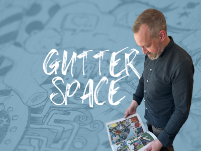Gutterspace logo i midten, forrest ses bibliotekar og tegneserieentusiast Claus Jacobsen læse i en tegneserie