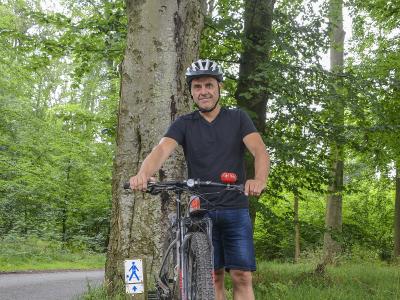 Hans Christian Davidsen på en cykel