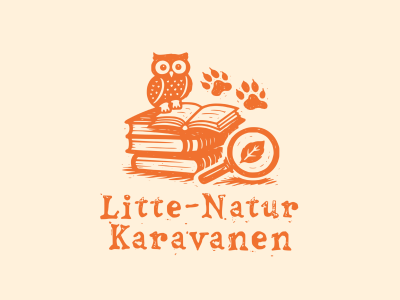Et logo med en ugle, der sidder på en stak bøger. Ved siden af et forstørrelsesglas med et blad indeni og to spor efter poter.