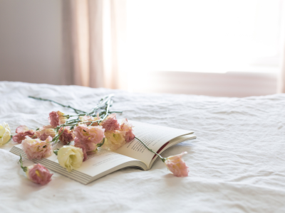 Bog og blomster på seng