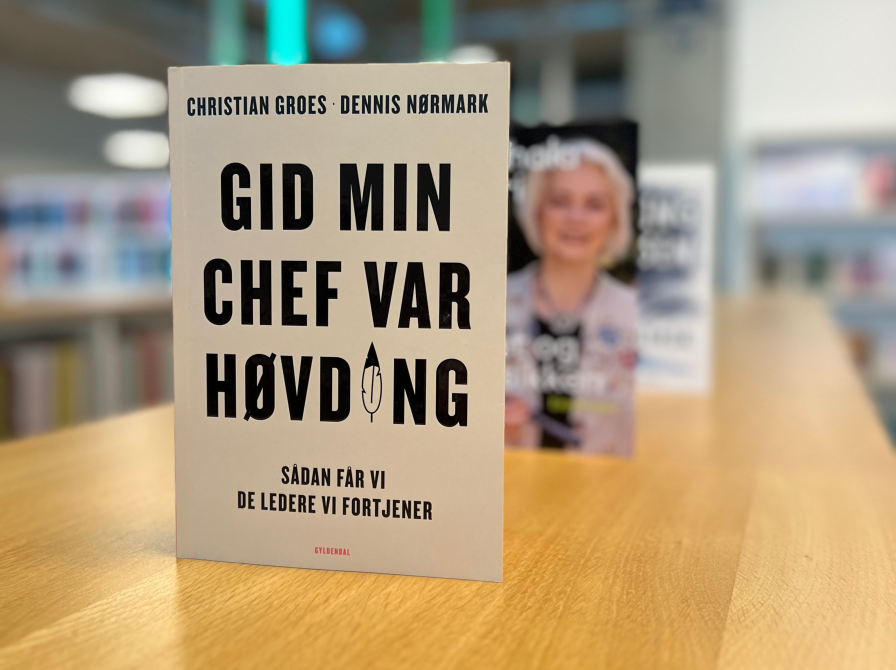 Foto af bogforside med biblioteket i baggrunden