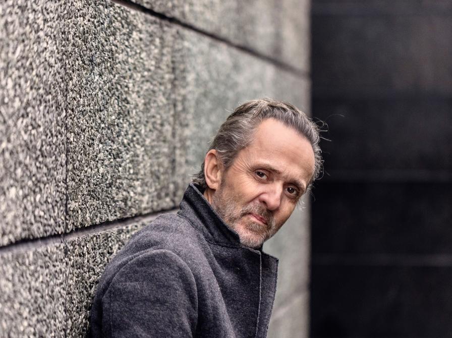 Forfatteren Kim Fupz Aakeson opad en mur