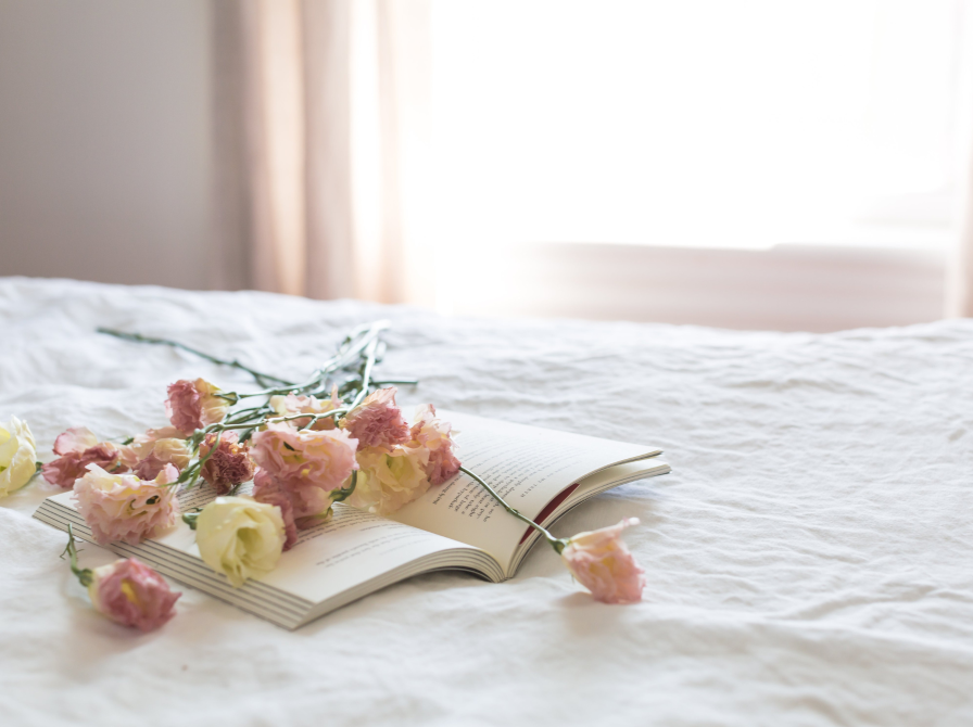 Bog og blomster på seng